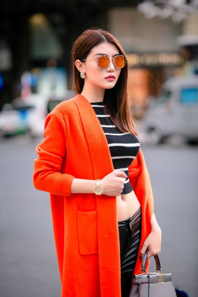 Kay quyến rũ với áo croptop cá tính.