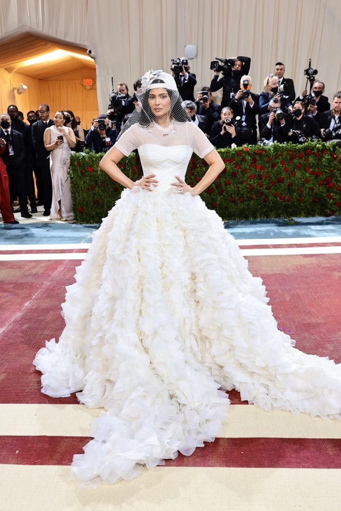 Kylie Jenner tại Met Gala 2022 trong bộ váy cưới hiện đại