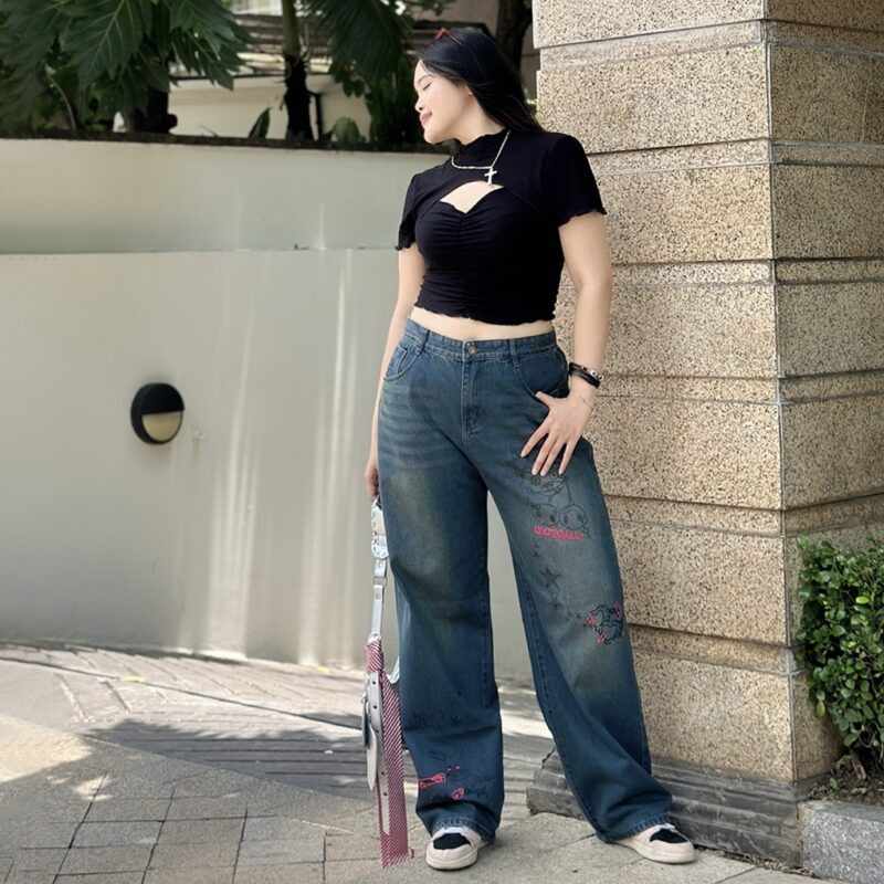 Phối quần jeans ống suông với áo croptop