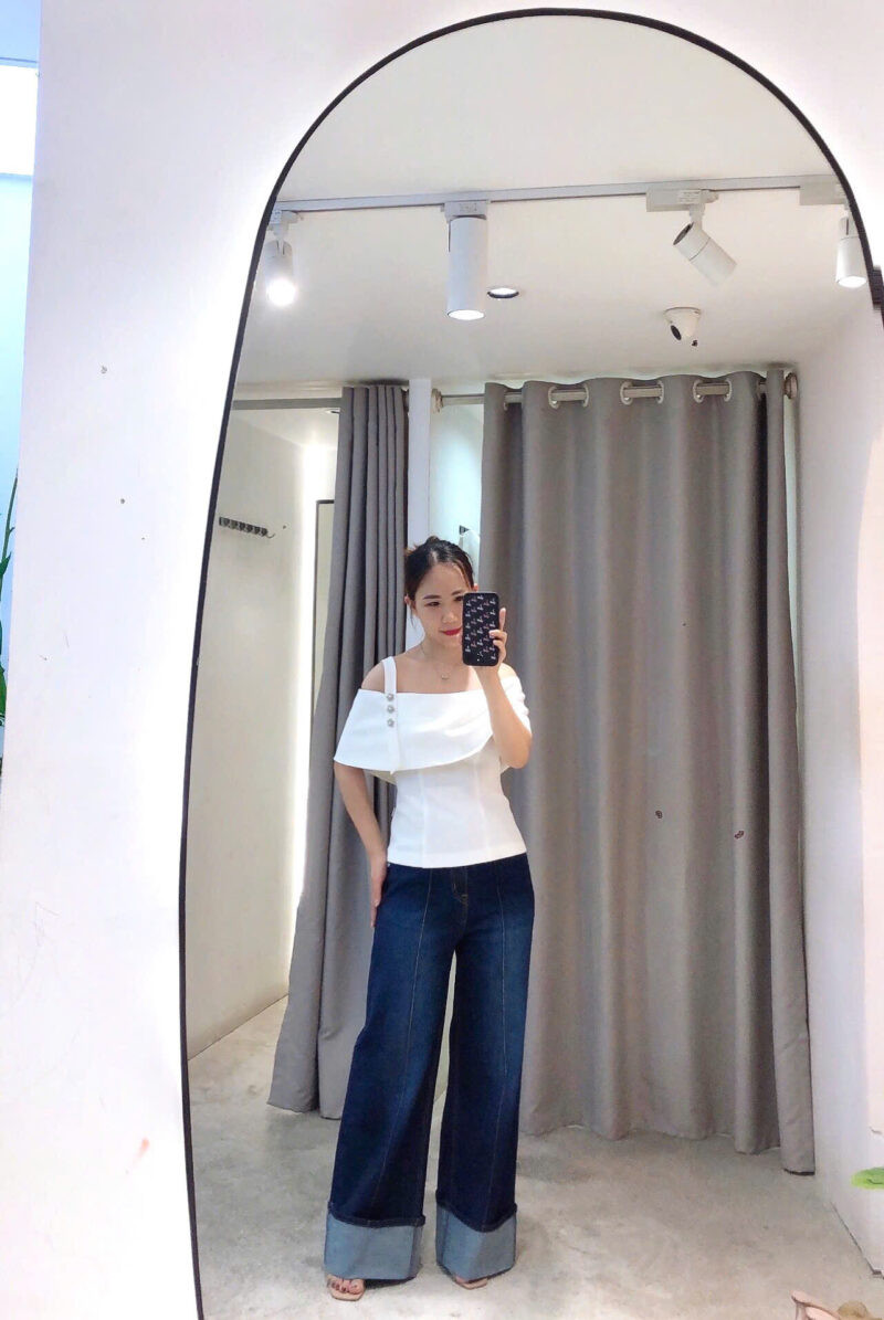 Quần jeans ống suông và áo sơ mi kiểu: Thể hiện cá tính một cách nổi bật