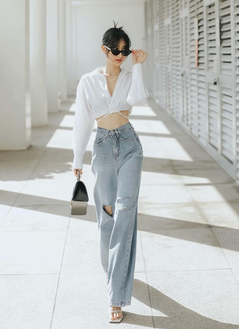 Quần jeans ống suông với áo sơ mi croptop: Phong cách trẻ trung, năng động