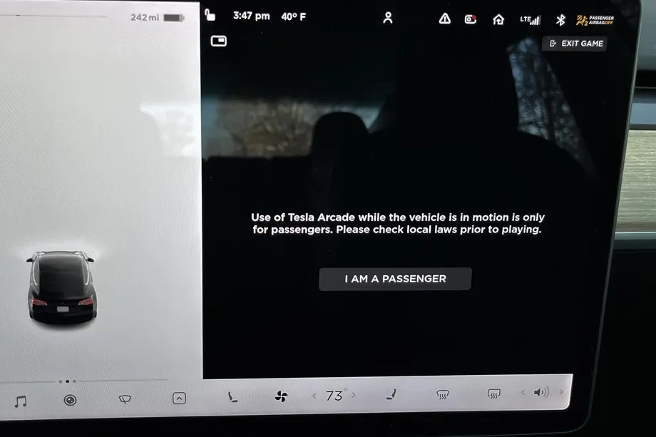 Chơi game trên xe Tesla