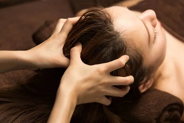 4 cách massage da đầu kích thích mọc tóc khiến bạn bất ngờ