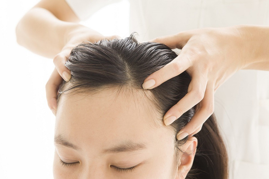 Massage da đầu để phục hồi nang tóc