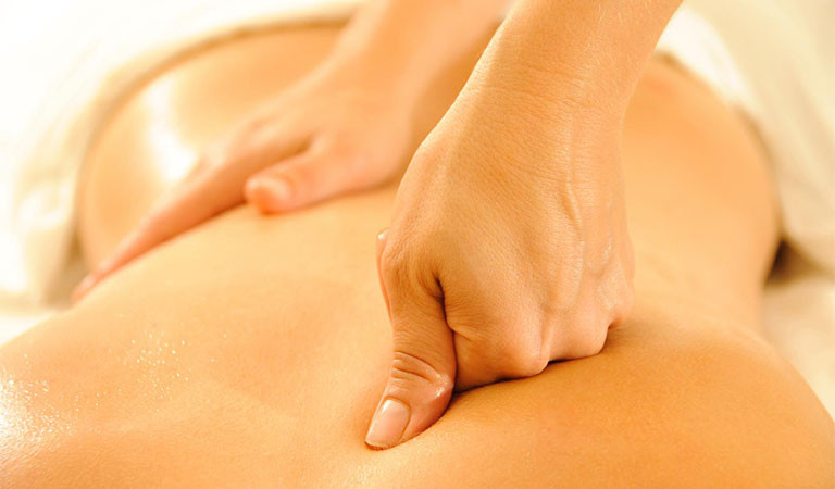 Massage giảm đau lưng