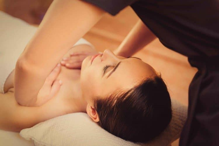 Massage ngực để giảm đau