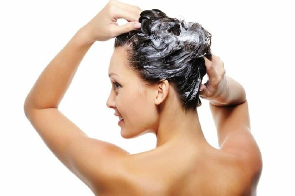 Nên gội đầu sạch trước khi dùng hair treatment