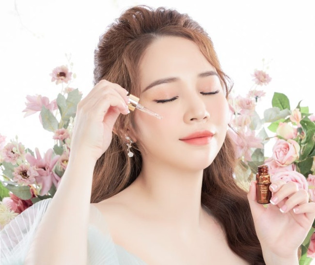 Serum chống lão hóa tạo một lớp phủ collagen mỏng bảo vệ da