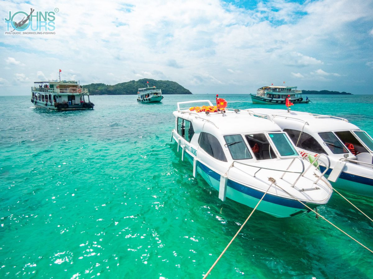 Cano có kích thước nhỏ hơn tàu du lịch Phú Quốc