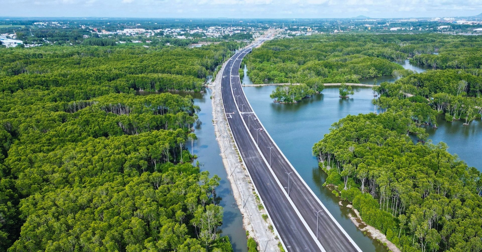 Cao tốc Bến Lức Long Thành thông xe 2 đoạn trước tết Nguyên Đán 2025