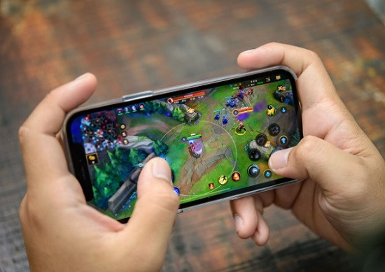 Hạn chế chơi game khi sạc pin