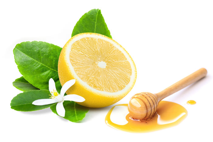 Hỗn hợp mật ong và chanh tươi giúp làn da đều màu trắng sáng