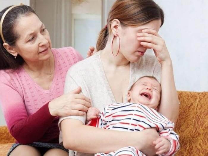 Mệt mỏi về tinh thần, lo lắng do bị rong kinh có thể khiến chị em suy sụp sau khi sinh con