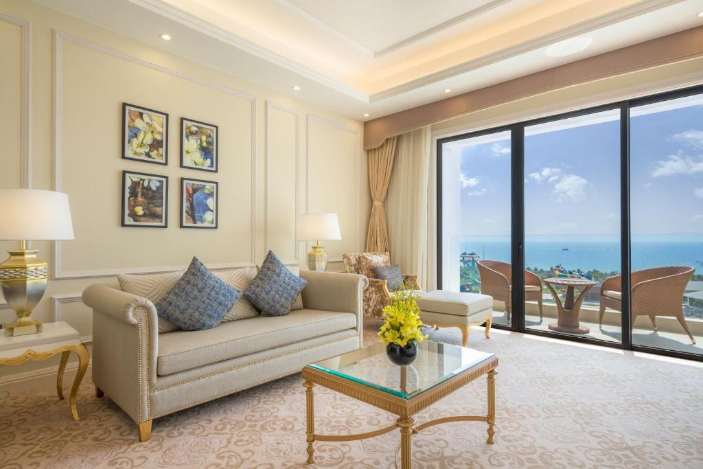 Phòng khách Junior Suite VinOasis Phú Quốc