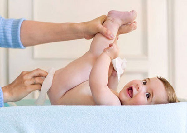 Nhìn sắc thái phân, đoán sức khỏe của bé