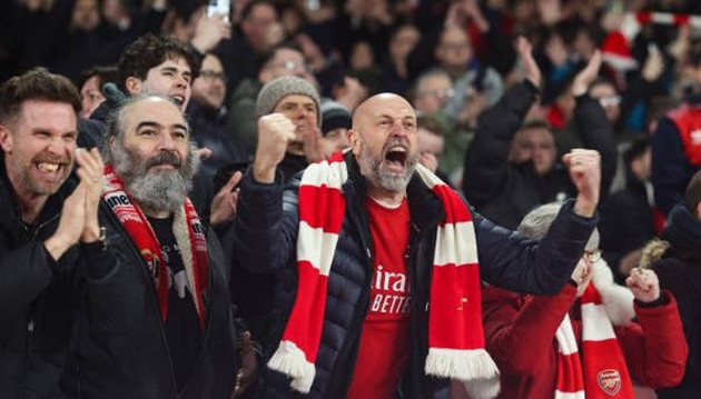 Arsenal đang cố níu kéo giấc mơ vô địch Ngoại hạng Anh
