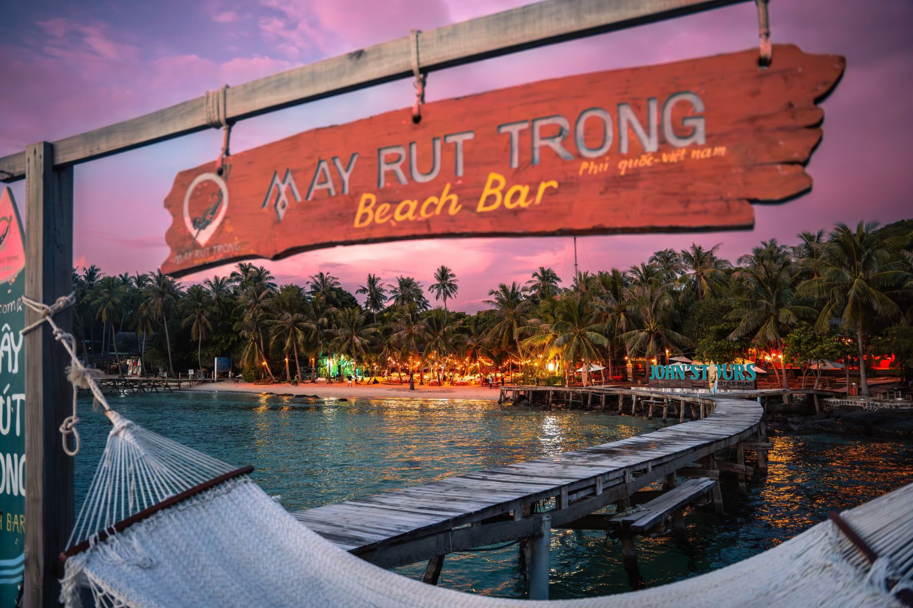 Admire May Rut Trong Island at the sunset.