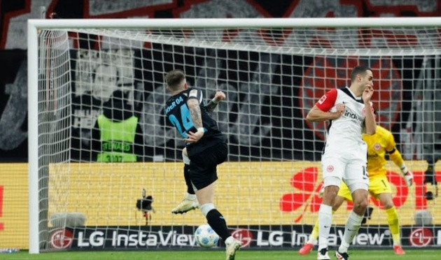 Frankfurt 1-4 Leverkusen: Bám đuổi Bayern; Thông điệp của Alonso
