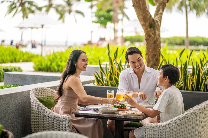Ăn uống cùng gia đình tại resort gần bãi biển Non Nước
