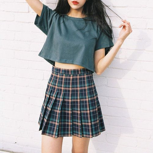Áo croptop phối chân váy xếp ly