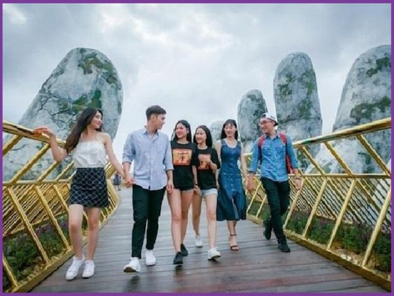 Áo croptop và quần jean tại Cầu Vàng