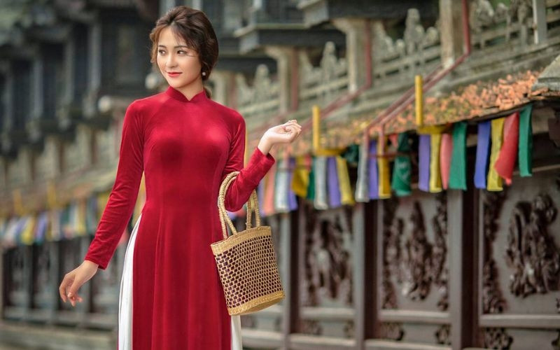 Áo dài đỏ phối quần trắng hoặc đen tôn lên vẻ đẹp
