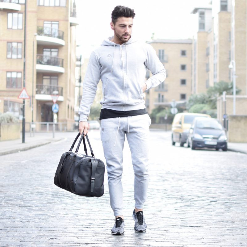 Áo hoodie quần jogger giày sneaker là sự kết hợp hoàn hảo cho chàng
