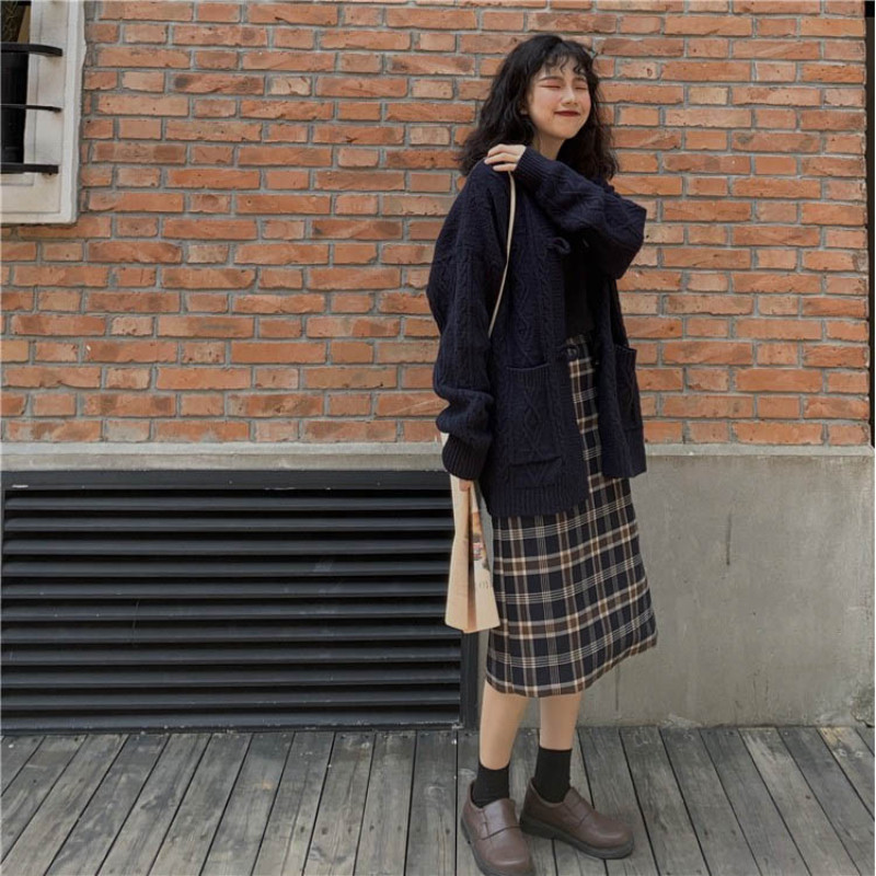 Áo len và chân váy gingham
