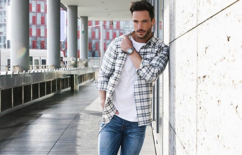 Áo sơ mi flannel màu đen tạo phong cách trẻ trung cho mùa đông