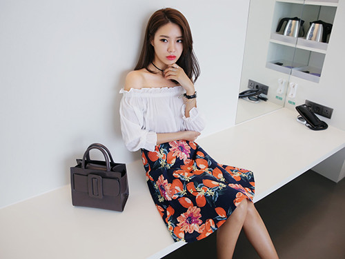 Áo trễ vai trắng kết hợp với chân váy hoa