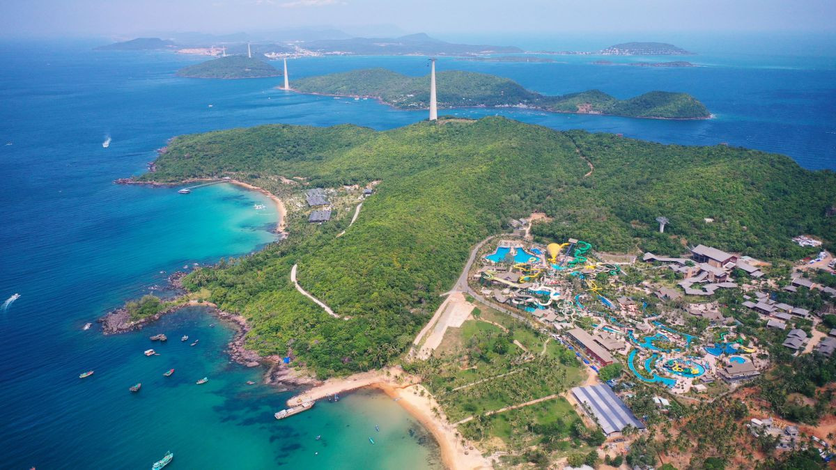 Aquatopia Water Park trên Hòn Thơm
