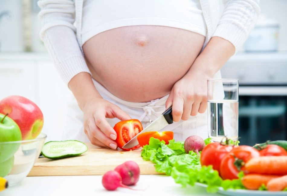 Bà bầu nên bổ sung đầy đủ dưỡng chất và nghỉ ngơi hợp lý