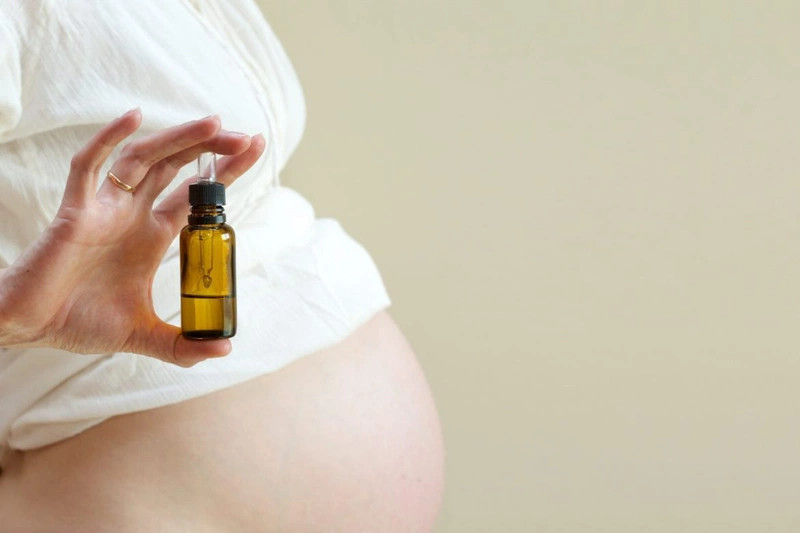 Bà bầu nên tham khảo ý kiến bác sĩ trước khi sử dụng serum dưỡng da