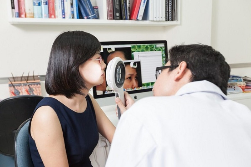Bác sĩ sẽ giúp xác định rõ nguyên nhân và mức độ nhạy cảm của làn da.