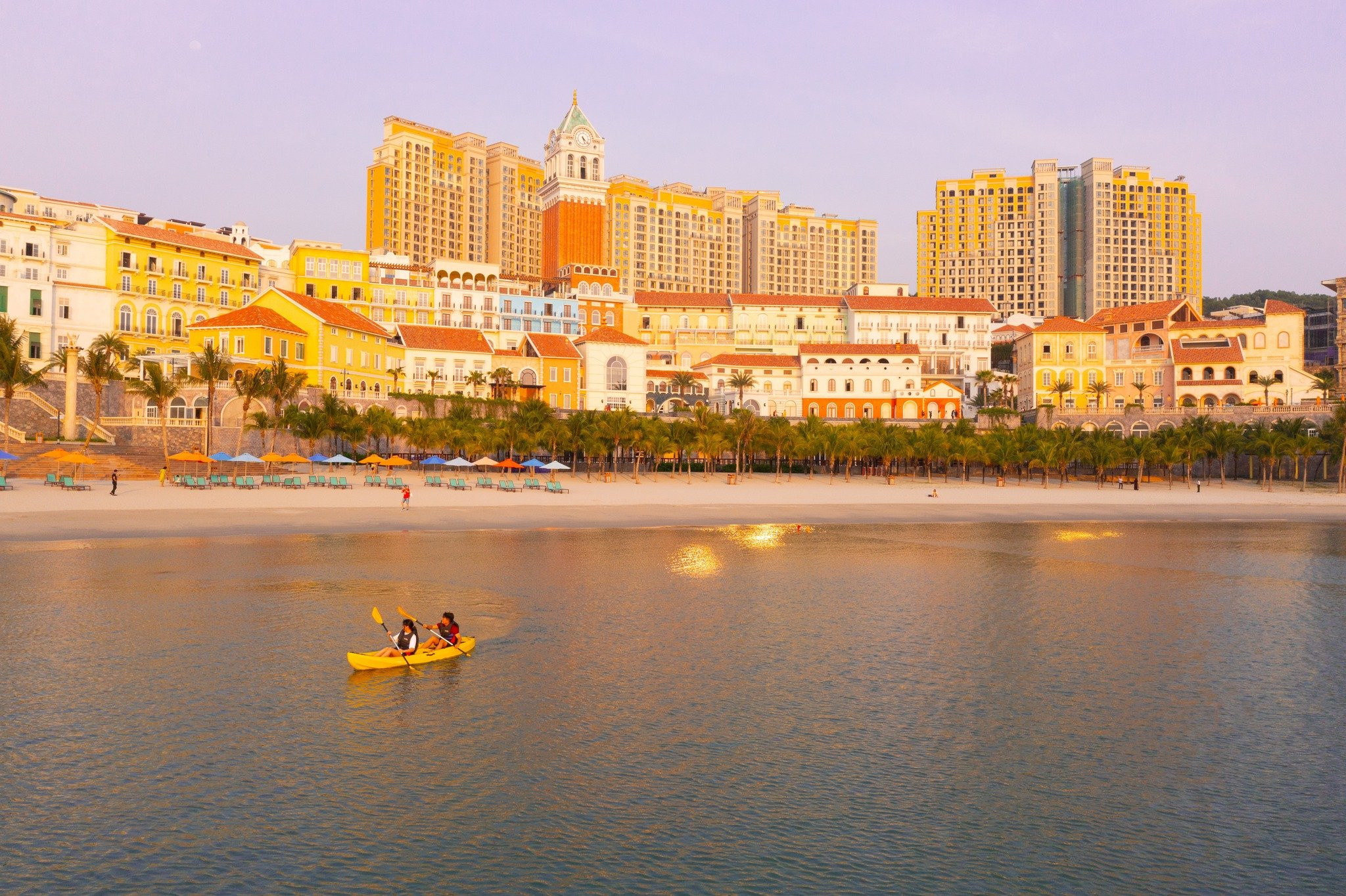 Bãi Biển Sunset Town