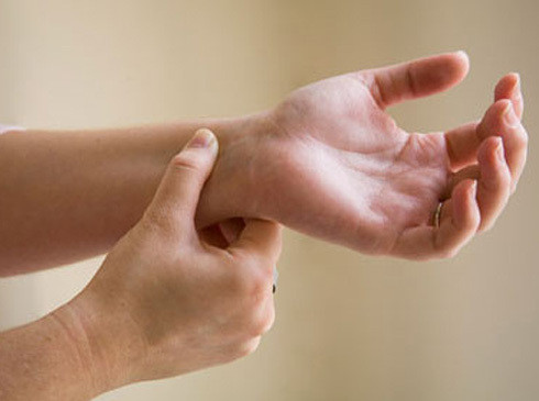 Bấm huyệt cổ tay để chống say