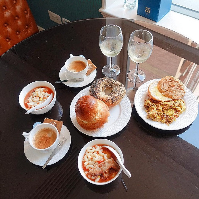 Bạn có thể thưởng thức một ly rượu vang hoặc tách café tại khu vực lounge của Madera Hollywood.