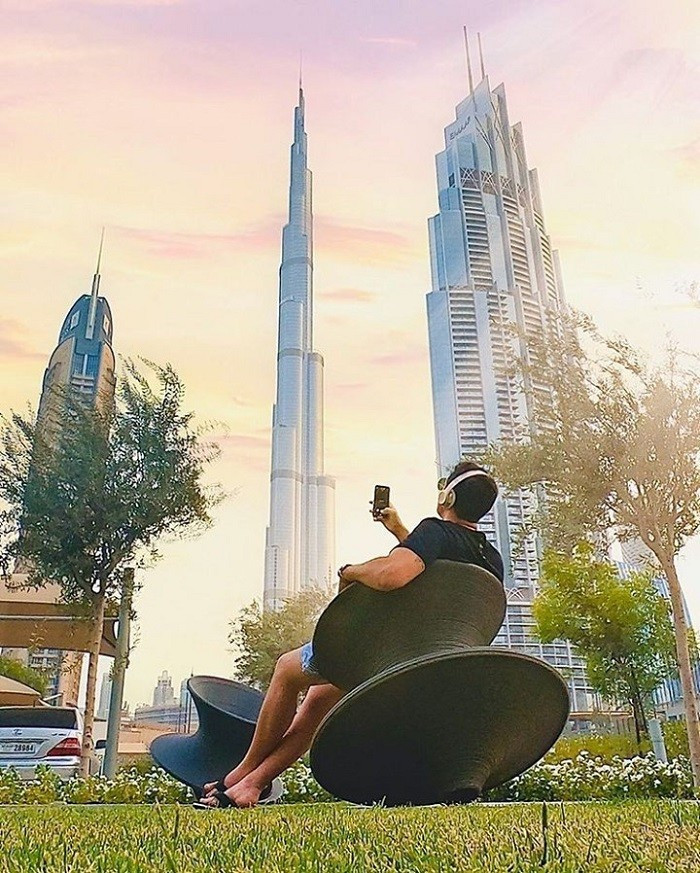 Bạn sẽ được thỏa thích ngắm nhìn vẻ đẹp xa hoa của thành phố Dubai tại bể bơi gần biển.