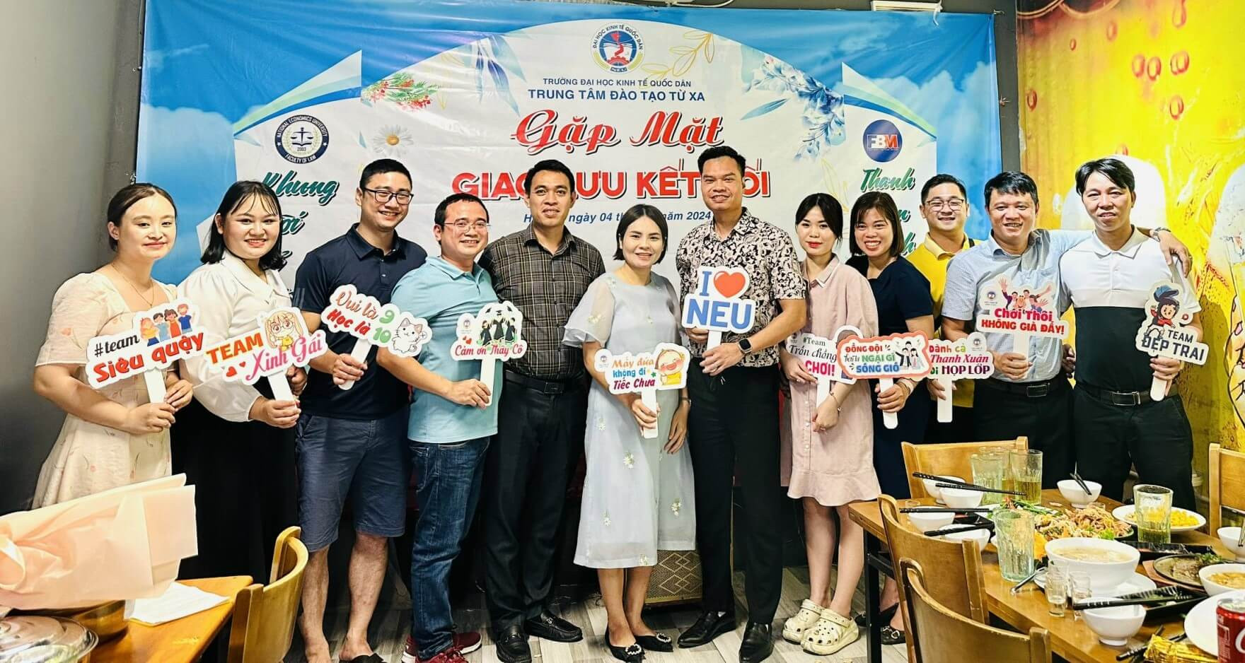 Tìm Hiểu Về Biển Cảm Tay Chụp Ảnh Đẹp, Sang Trọng