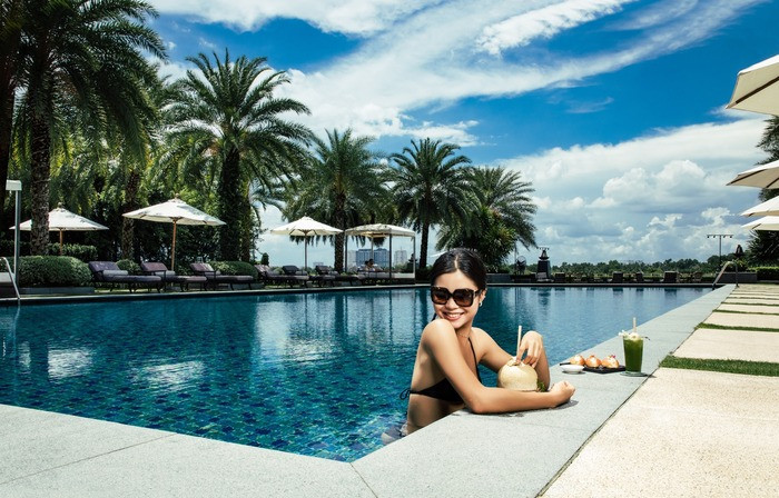 Bể bơi giữa vườn tại Mia Saigon