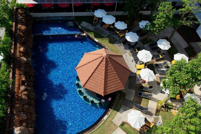 Bể bơi ngoài trời tại Centara Pattaya Hotel