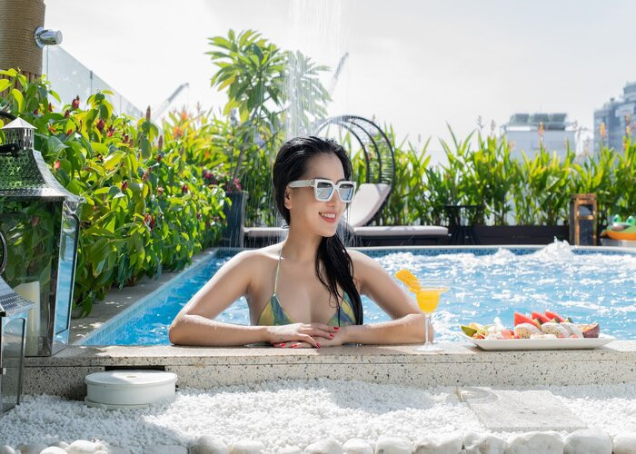 Bể bơi ngoài trời với tầm nhìn hướng ra thành phố