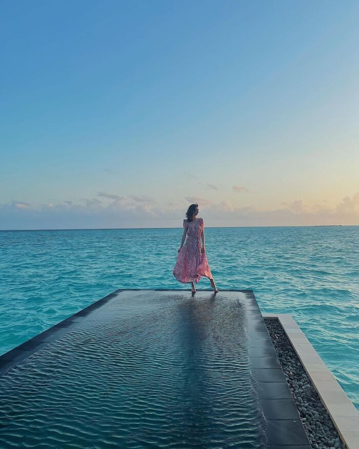Bể bơi rộng rãi tại Four Seasons Resorts Maldives
