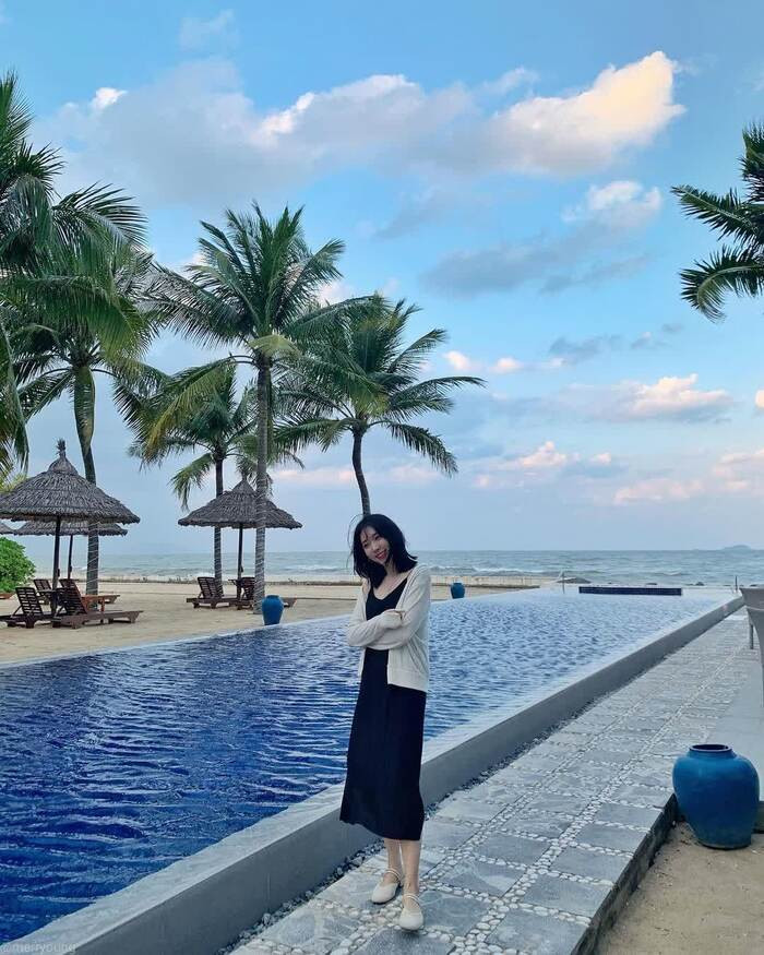 Bể bơi sang trọng trong khuôn viên resort