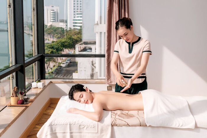 Bể bơi tại HAIAN Riverfront Hotel