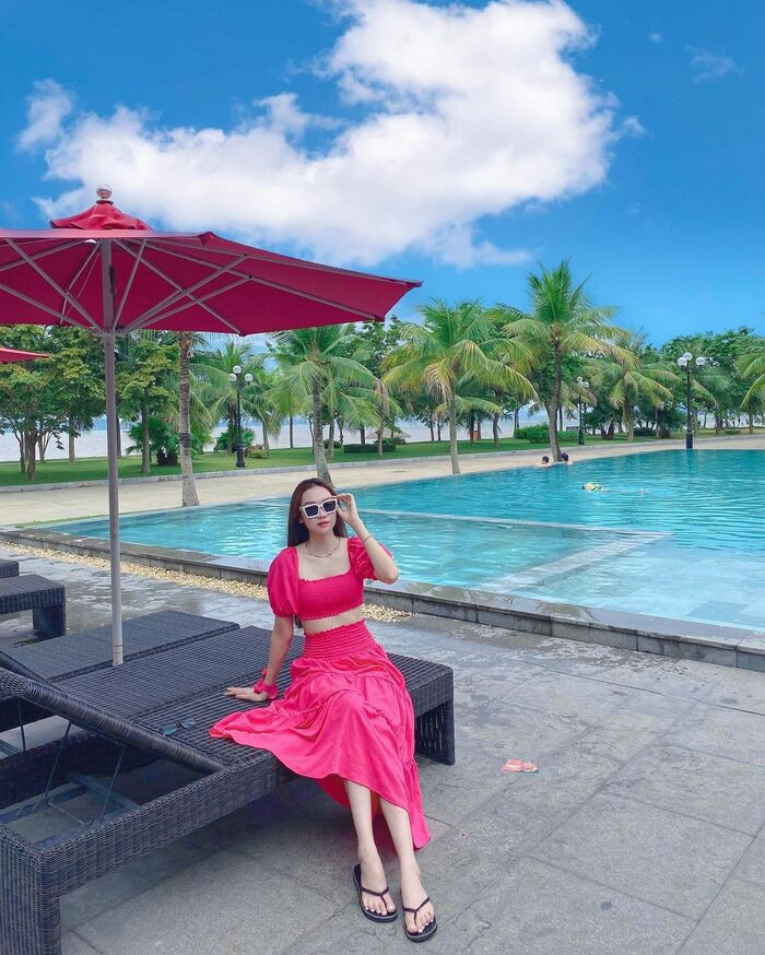 Bể bơi tại Paradise Suites Hotel với hướng nhìn tuyệt vời
