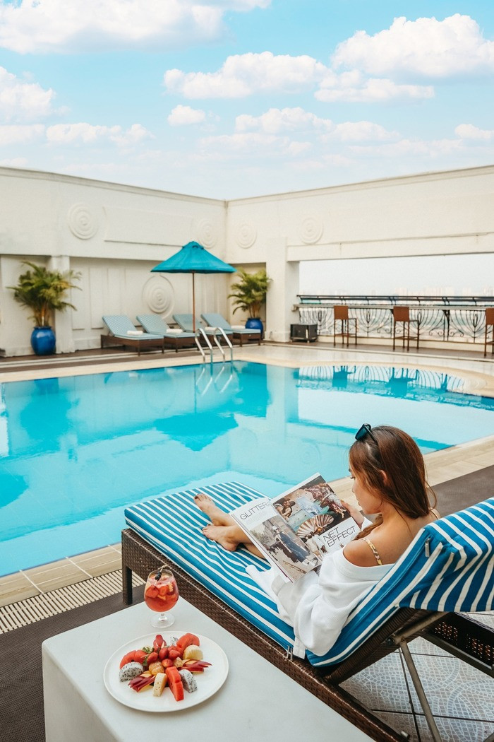 Bể bơi tại Renaissance Riverside Hotel