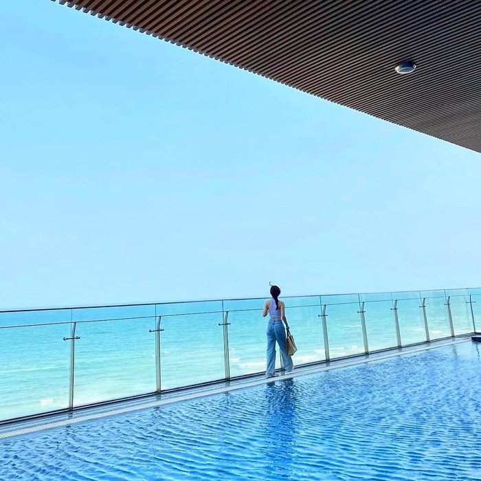 Bể bơi trong nhà với tầm nhìn ra biển