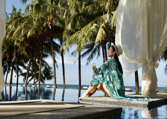 bể bơi view biển ở khách sạn gần sân bay Phú Quốc