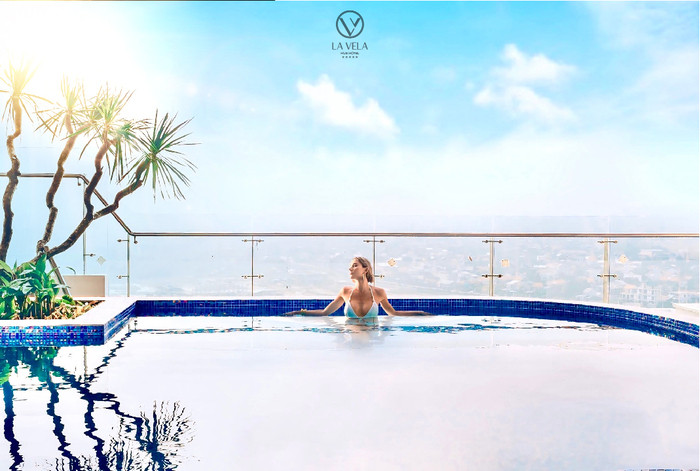 bể bơi vô cực ở khách sạn gần sân bay Phú Bài